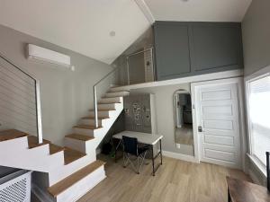 Φωτογραφία από το άλμπουμ του 4 Private Bedroom in a Shared Tiny Home σε Webberville