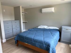 Ένα ή περισσότερα κρεβάτια σε δωμάτιο στο 4 Private Bedroom in a Shared Tiny Home +16 φωτογραφίες