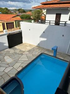 a swimming pool on top of a house at Pousada Cantinho da Jú in Pirenópolis