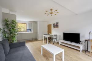 Una sala de estar con un sofá y un televisor. en Dukes Apartment by Stays Accommodation - Long Stays Welcome, en Chelmsford 13 fotos más
