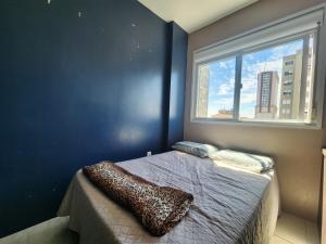 Postel nebo postele na pokoji v ubytování Quitinete Central