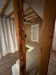 a room with a window and a wooden beam at Casa Dea - Bungalow Aphrodite in Hammamet Sud