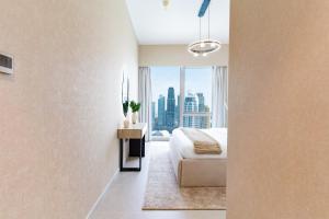 Un dormitorio con una cama y una ventana grande. en Luxury Grande 48 with Burj Khalifa & Fountain Views, en Dubái 49 fotos más