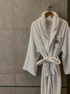 マラケシュにあるM Résidence Marrakech Luxury Serviced Apartmentsのバスルームのラックに掛けられた白いタオル