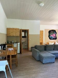 una sala de estar con un sofá y una mesa en Pension Bomätscher, en Königstein