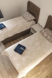 Ένα ή περισσότερα κρεβάτια σε δωμάτιο στο NICE GUEST HOUSE in free PARKING AREA