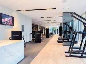 una sala de fitness con cintas de correr y un gimnasio en Luxury Grande 48 with Burj Khalifa & Fountain Views, en Dubái
