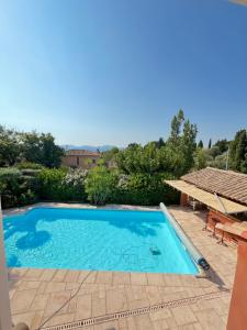 a swimming pool in the backyard of a house at Villa la Casa in Montauroux