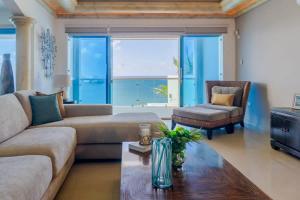 Гостиная зона в Casa Paseo Centenario, Alberca infinity Privada.