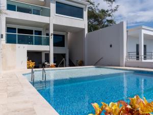 Бассейн в Casa Paseo Centenario, Alberca infinity Privada. или поблизости +60 фотографий