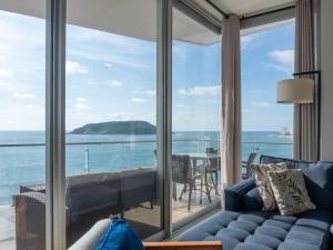 a living room with a couch and a view of the ocean at De lujo a pie de playa con vista directa al mar in Isla Venados