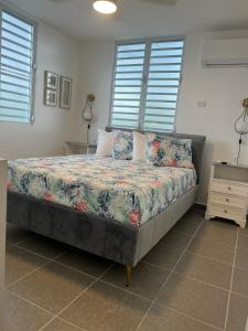 ein Bett in einem Zimmer mit Fenstern und einem Bettvolant in der Unterkunft 4min walk to corcega beach,spacious 2bedroom 2bath in Rincon