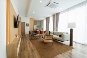 Posezení v ubytování Villa Asteria Krabi - Luxury 3 Bedroom Pool Retreat in Ao Nang