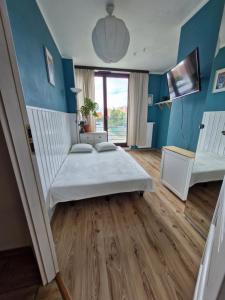 Ένα ή περισσότερα κρεβάτια σε δωμάτιο στο Blisko wszędzie