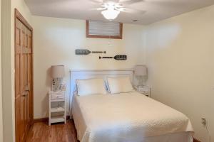 Giường trong phòng chung tại Lakefront Hot Tub, Firepit, Kayaks Private Dock