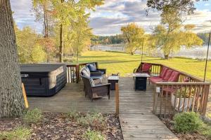 Vườn quanh Lakefront Hot Tub, Firepit, Kayaks Private Dock