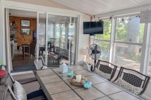 TV/trung tâm giải trí tại Lakefront Hot Tub, Firepit, Kayaks Private Dock