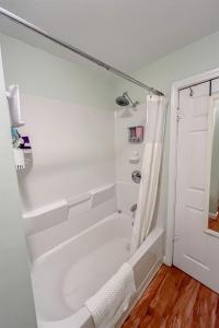 Phòng tắm tại Lakefront Hot Tub, Firepit, Kayaks Private Dock +31 ảnh