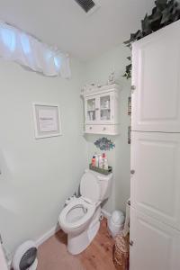 Phòng tắm tại Lakefront Hot Tub, Firepit, Kayaks Private Dock