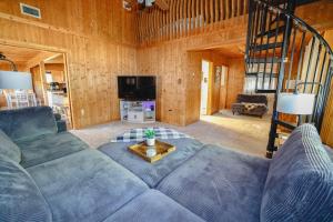 Χώρος καθιστικού στο Riverfront Sauna, Fireplace, Firepit & Kayaks