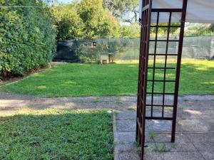 a ladder in the middle of a yard at Casa con giardino in Cecina +51 photos