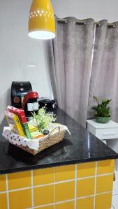 a basket on a counter in a kitchen at Apt perto do shopping in Petrolina