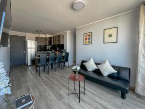 Кухня или мини-кухня в Alojamiento moderno y bien conectado a pasos del Metro y centros urbanos
