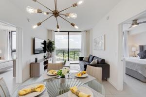 Et opholdsområde på 805MM DOWNTOWN DORAL CONDO 2 BEDROOMS & 2 BATHROOMS