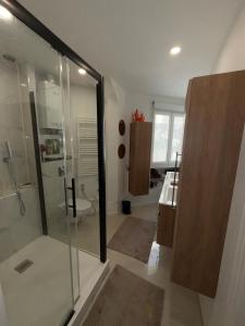 Ένα μπάνιο στο Yzy-Loc Paris Champs Élysées Porte Maillot