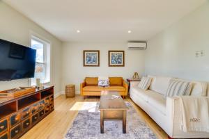 un salon avec un canapé et une télévision dans l'établissement Scanton Area Retreat Drive to Montage and Elk Mtn!, à Factoryville