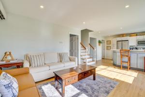 un salon avec un canapé et une table dans l'établissement Scanton Area Retreat Drive to Montage and Elk Mtn!, à Factoryville