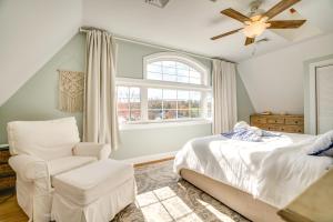 une chambre avec un lit, une chaise et une fenêtre dans l'établissement Scanton Area Retreat Drive to Montage and Elk Mtn!, à Factoryville