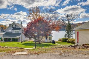ein Wohngebiet mit Häusern und einem Baum in der Unterkunft Hike, Ski and Golf Water-View Lake Winola Retreat! in Factoryville