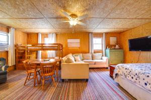 ein Schlafzimmer mit einem Bett, einer Couch und einem Tisch in der Unterkunft Hike, Ski and Golf Water-View Lake Winola Retreat! in Factoryville