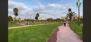 eine Person, die einen Weg in einem Park entlanggeht in der Unterkunft Appartement laimoun in Anfa