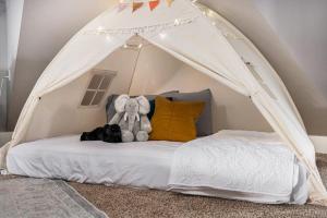 Postel nebo postele na pokoji v ubytování Stunning Yard Wood-Fired Pizza Oven in Dundee