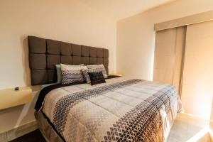 Postel nebo postele na pokoji v ubytování Apartment for 4 with wave pool + 28 fotografií