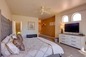 ein Schlafzimmer mit großem Bett und Flachbildfernseher in der Unterkunft Celestial Citadel-Great Views Year Round in Oak Creek