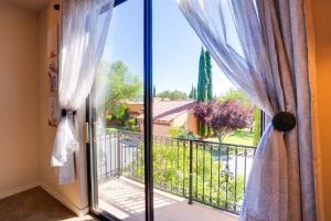 ein Fenster mit Blick auf einen Balkon in der Unterkunft Celestial Citadel-Great Views Year Round in Oak Creek