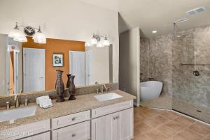 ein Badezimmer mit zwei Waschbecken und einem großen Spiegel in der Unterkunft Celestial Citadel-Great Views Year Round in Oak Creek