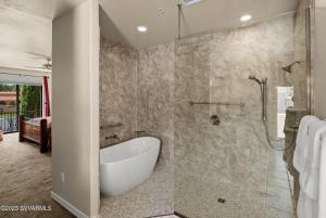ein Badezimmer mit Badewanne und Dusche in der Unterkunft Celestial Citadel-Great Views Year Round in Oak Creek + 33 Fotos