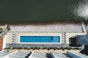 eine Draufsicht auf einen Swimmingpool auf einem Gebäude in der Unterkunft Modern Condo with Pool in Marina Mazatlan in San Rafael