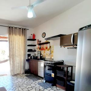 een keuken met een fornuis en een aanrechtblad bij Kitinete Girassol 1 - Penha SC - Beto Carrero in Penha