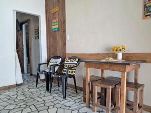 een kamer met een tafel en 2 stoelen bij Kitinete Girassol 1 - Penha SC - Beto Carrero in Penha