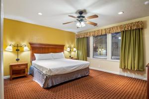 ein Schlafzimmer mit einem Bett und einem Deckenventilator in der Unterkunft Pine - Lodge - Roundhouse Resort and Spa in Indian Pine