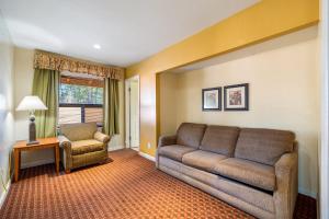 ein Wohnzimmer mit einer Couch und einem Sessel in der Unterkunft Pine - Lodge - Roundhouse Resort and Spa in Indian Pine