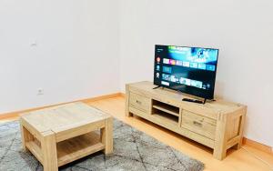 TV a/nebo společenská místnost v ubytování Levy-Cardoso Apartment