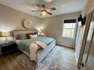 Postel nebo postele na pokoji v ubytování Caddo Cabana! Waterfront on the Caddo River