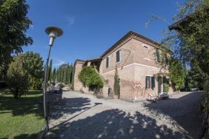 a building with a street light in front of it at Agriturismo Sant'Alfredo in Monteroni dʼArbia