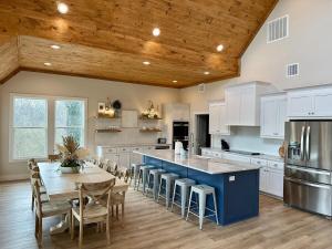 Kuchyň nebo kuchyňský kout v ubytování Caddo Cabana! Waterfront on the Caddo River